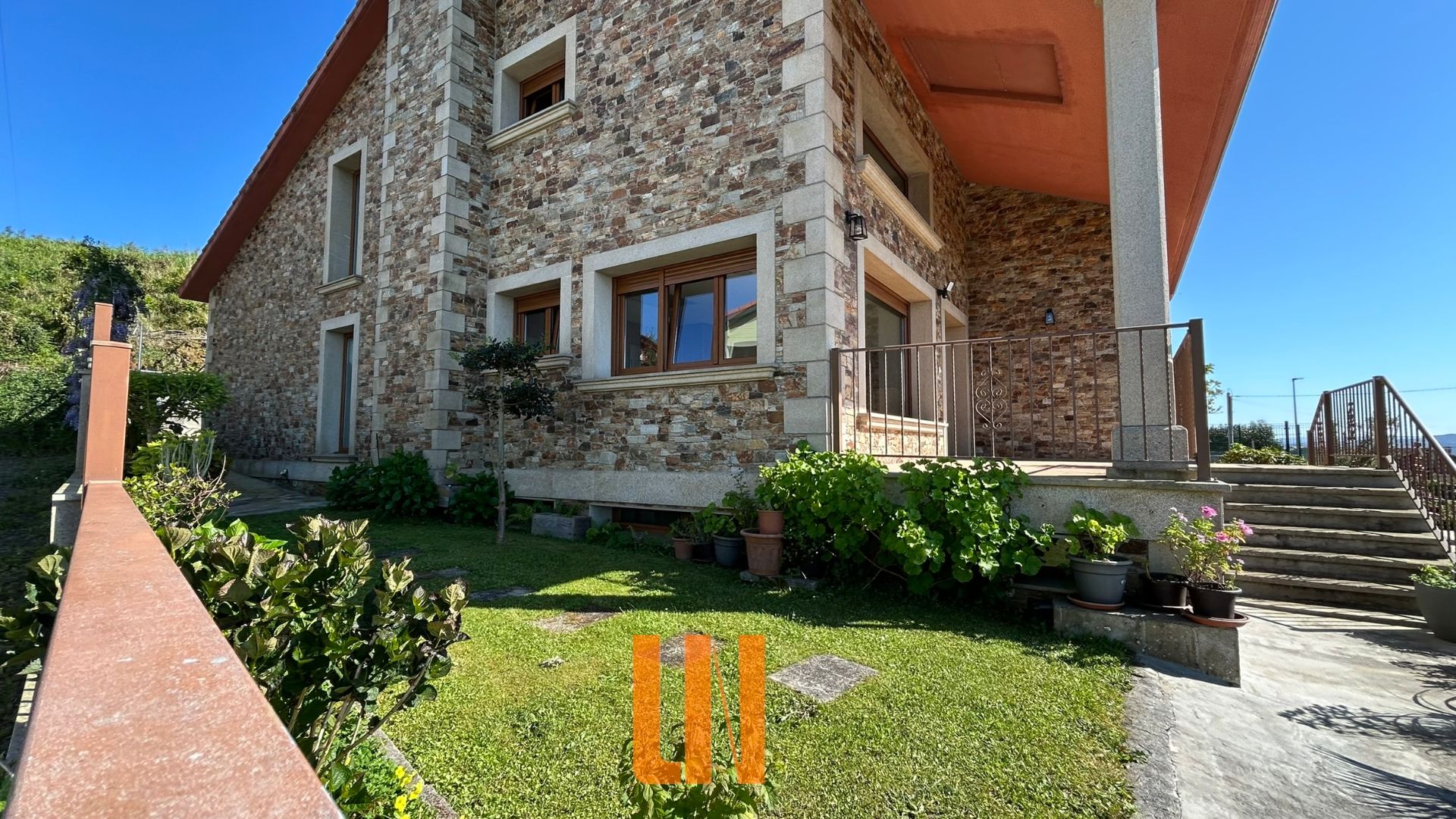 Vista exterior de Casa o chalet en venta en Miño con Calefacción, Jardín privado y Parquet