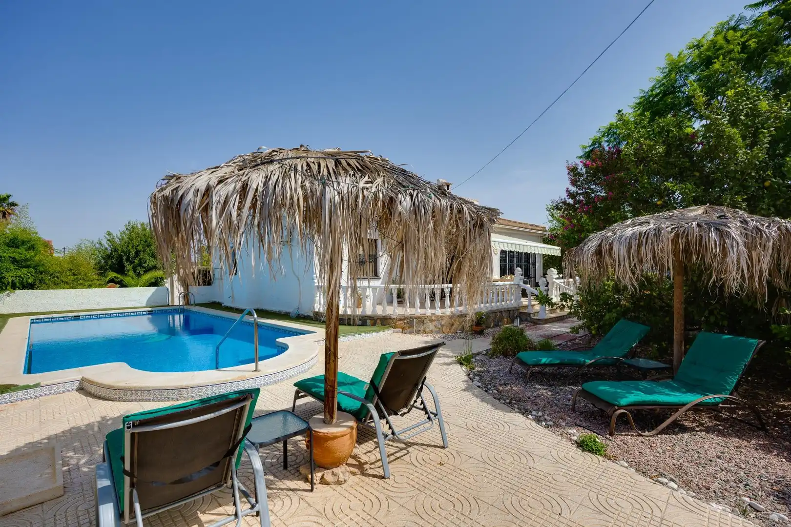 Vista exterior de Casa o xalet en venda en Torrevieja amb Aire condicionat, Jardí privat i Terrassa