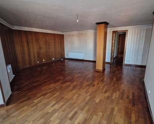 Sala d'estar de Pis de lloguer en León Capital  amb Calefacció, Parquet i Terrassa