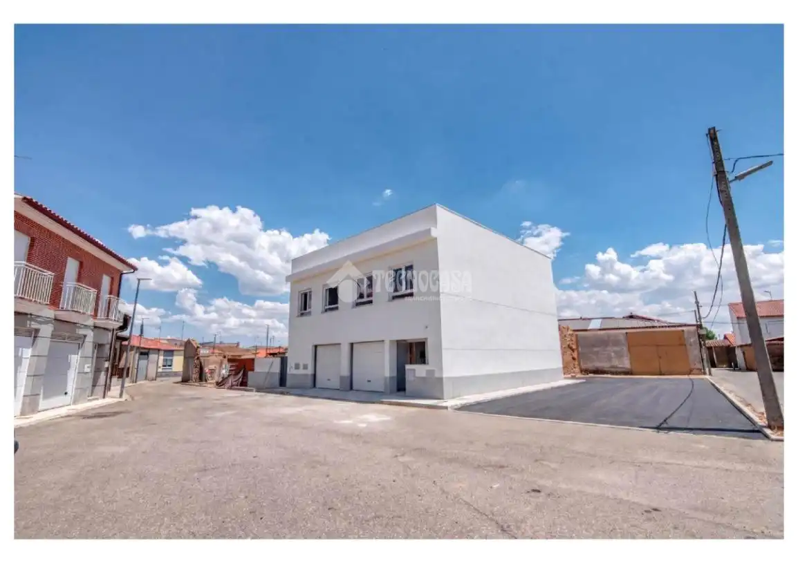 Vista exterior de Casa adosada en venta en Calvarrasa de Abajo con Calefacción y Terraza