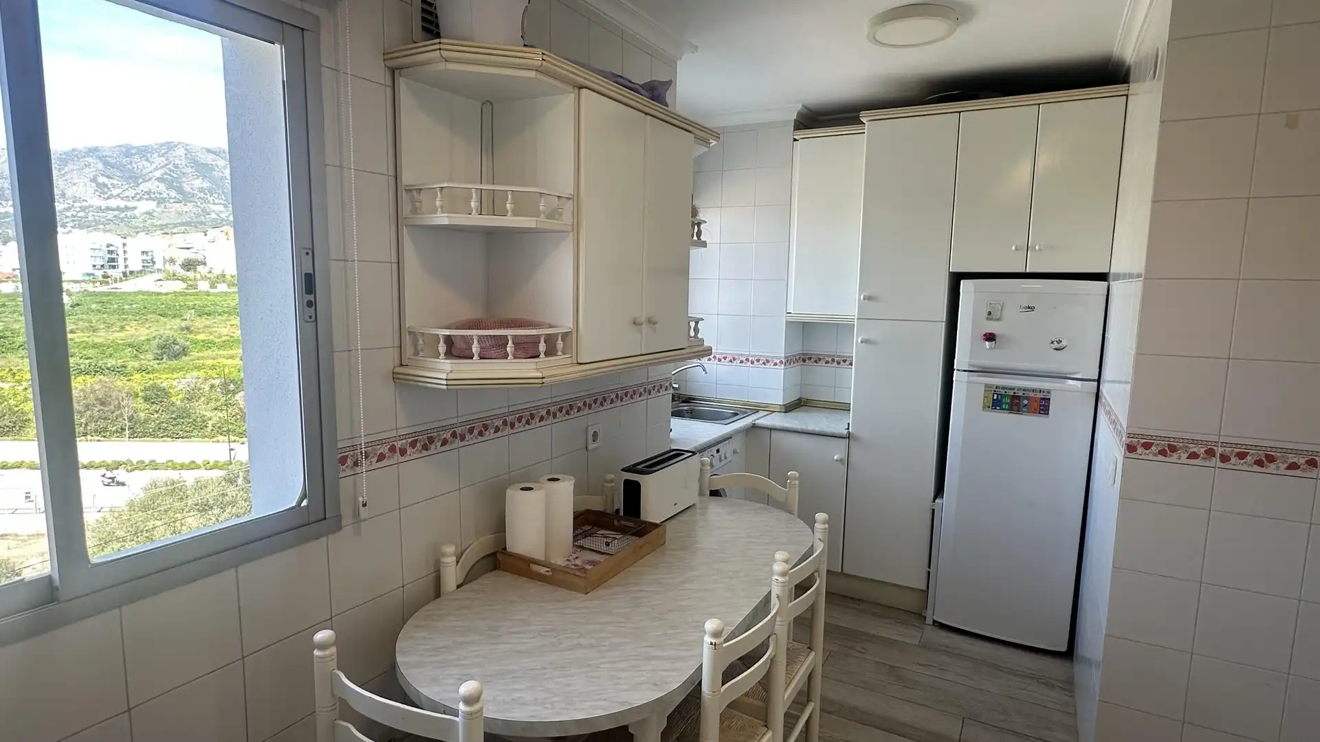 Cuina de Apartament de lloguer en Fuengirola amb Jardí privat i Piscina comunitària