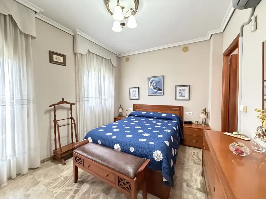 Dormitori de Casa o xalet en venda en Córdoba amb Terrassa i Balcó