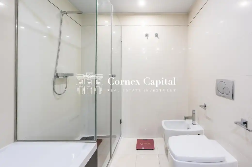 Badezimmer von Wohnung zum Verkauf in Barcelona mit Klimaanlage, Heizung und Privatgarten