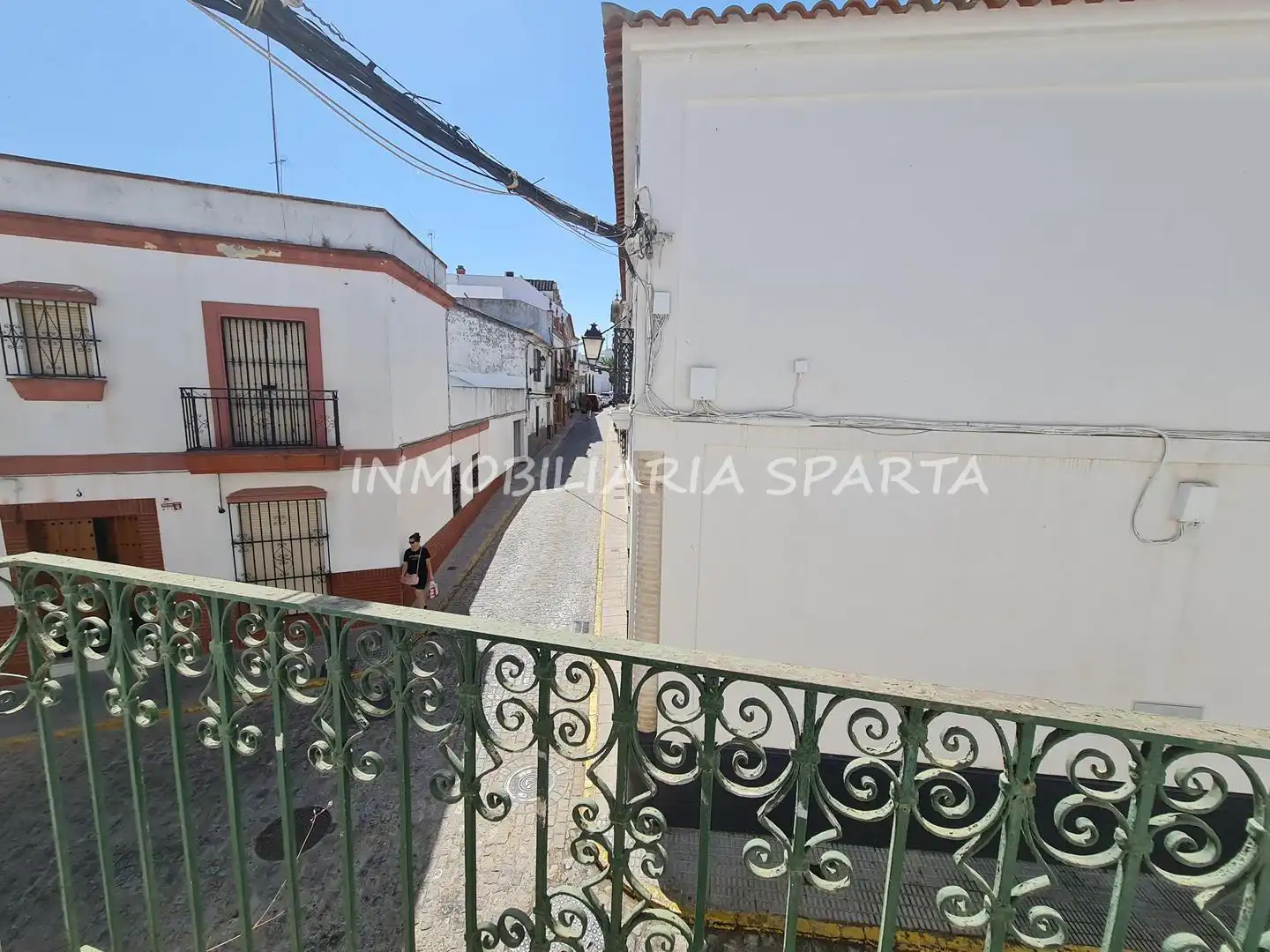 Vista exterior de Casa adosada en venda en Sanlúcar la Mayor amb Jardí privat i Balcó