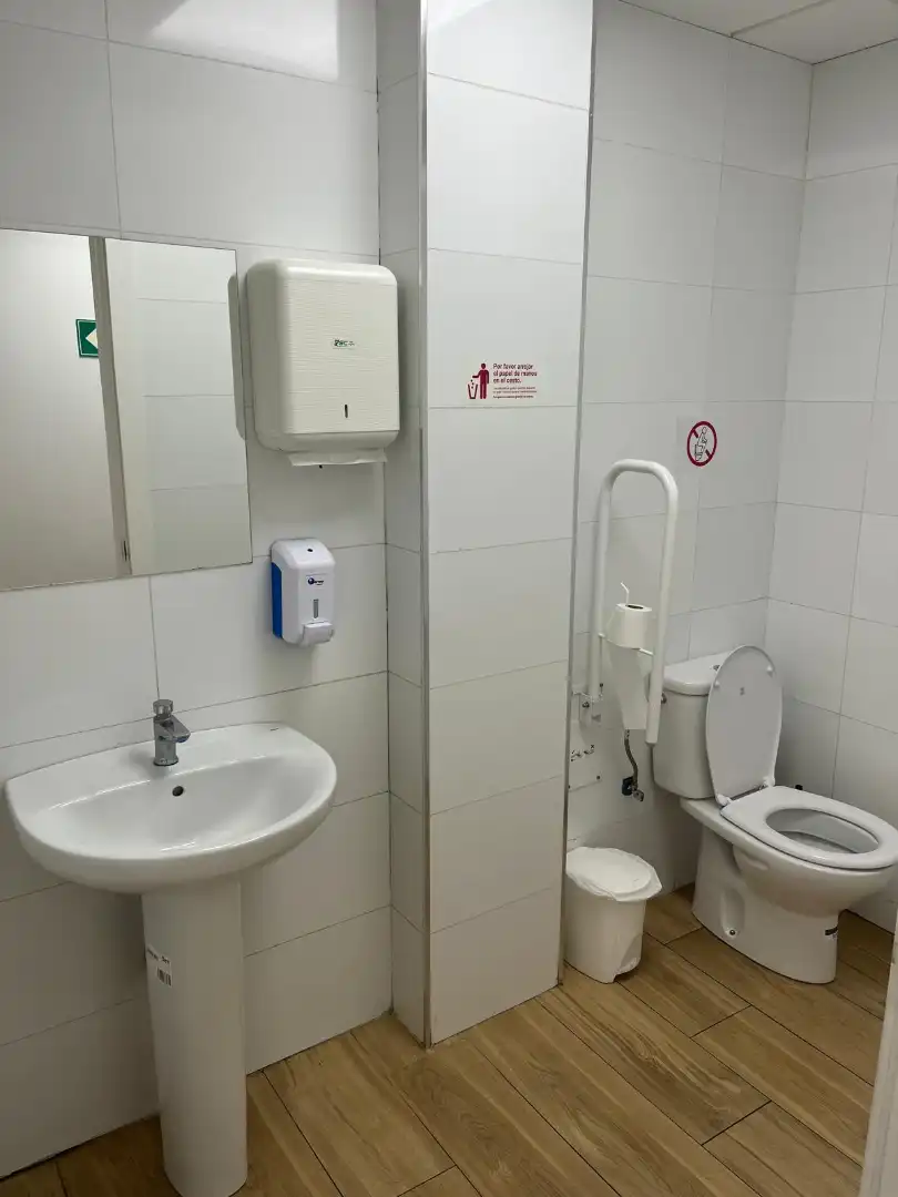 Baño de Local en traspaso en Tarragona con Aire acondicionado, Calefacción y Terraza