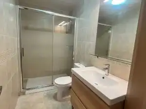 Baño de Piso de alquiler en Castilleja de la Cuesta con Aire acondicionado, Calefacción y Terraza