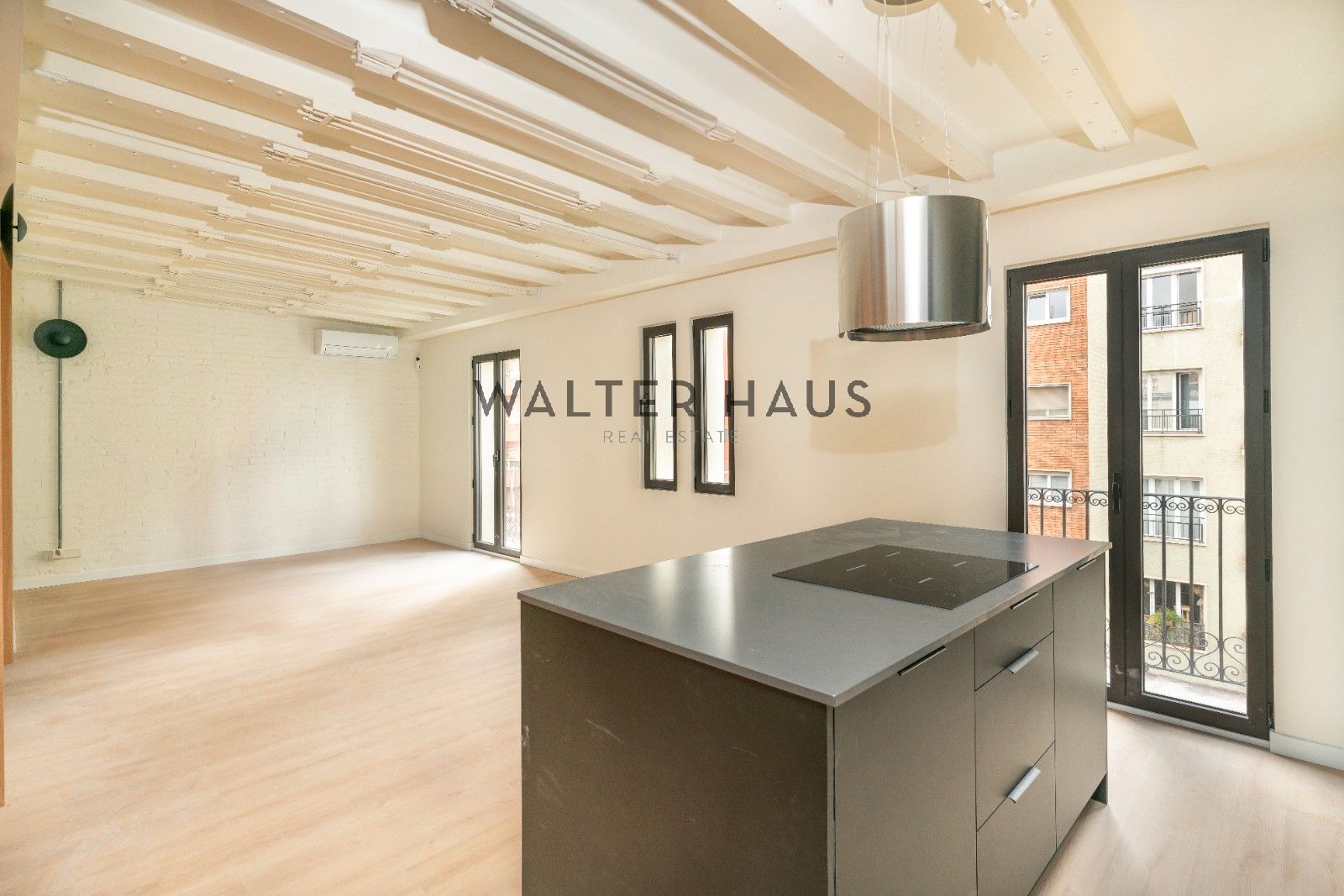 Exterior view of Duplex for sale in  Barcelona Capital  with Air Conditioner, Heating and Terrace
