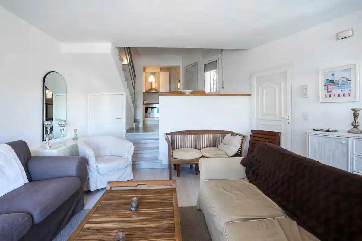 Sala d'estar de Casa adosada en venda en Roses amb Jardí privat, Terrassa i Piscina