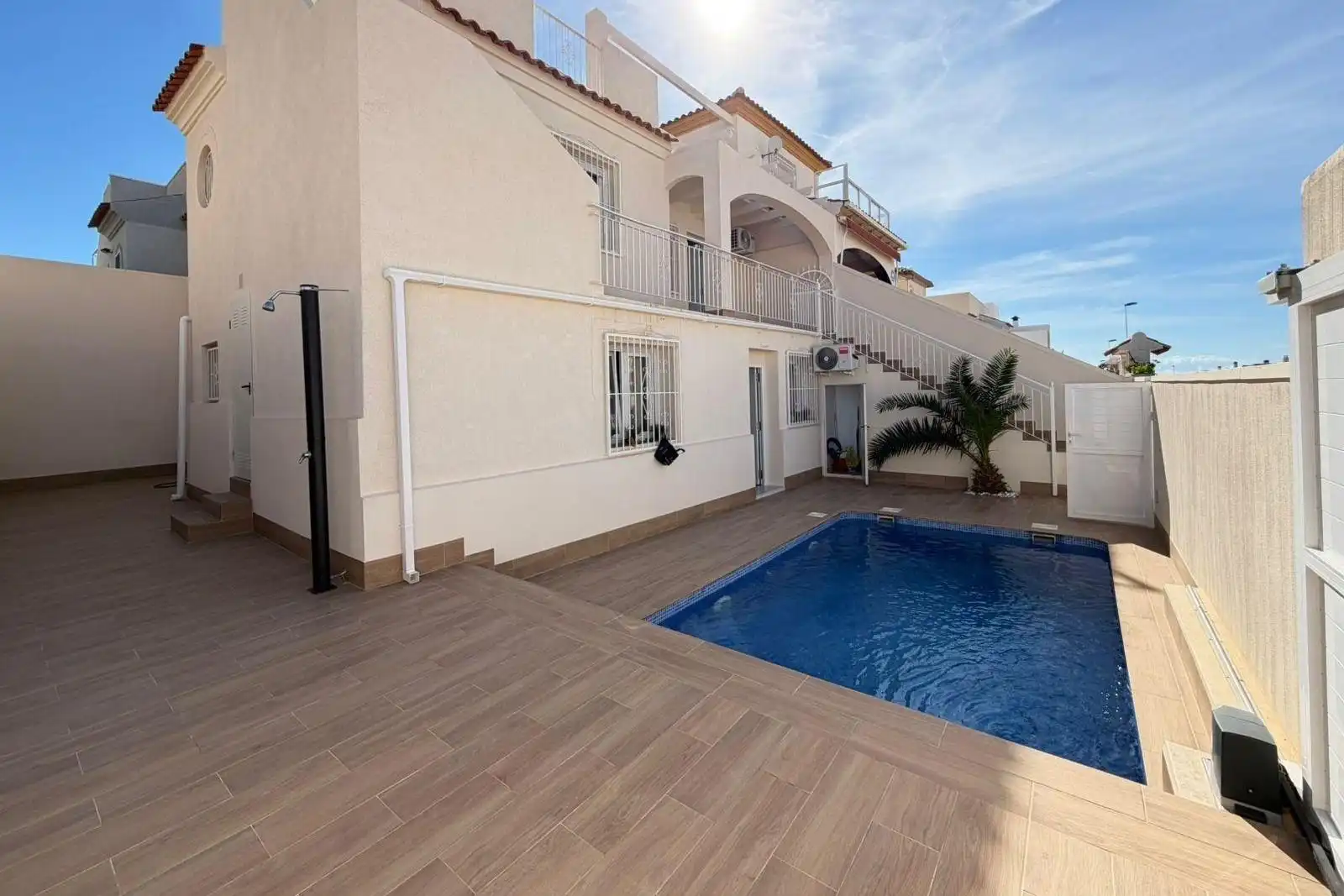 Vista exterior de Casa adosada en venda en Torrevieja amb Aire condicionat, Calefacció i Jardí privat