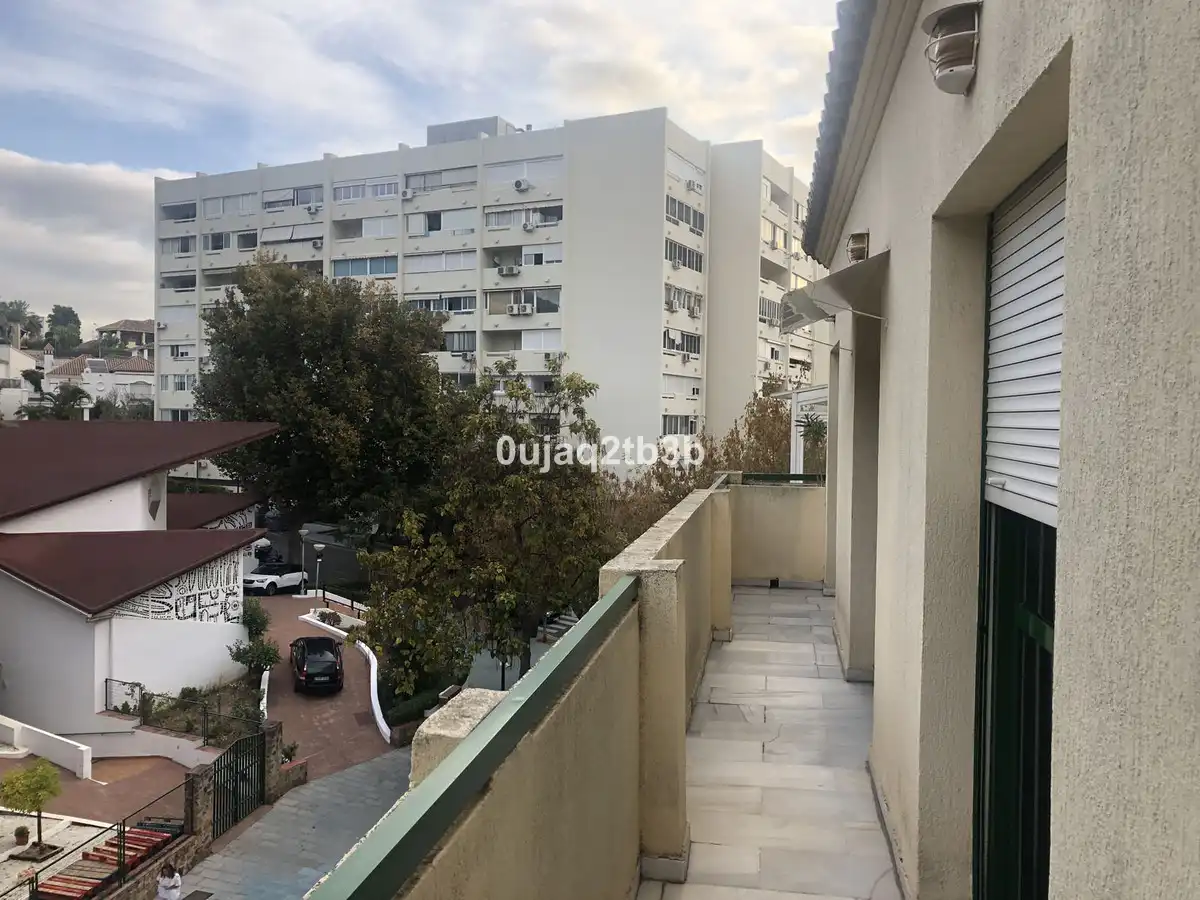 Vista exterior de Pis en venda en Marbella amb Aire condicionat, Terrassa i Traster