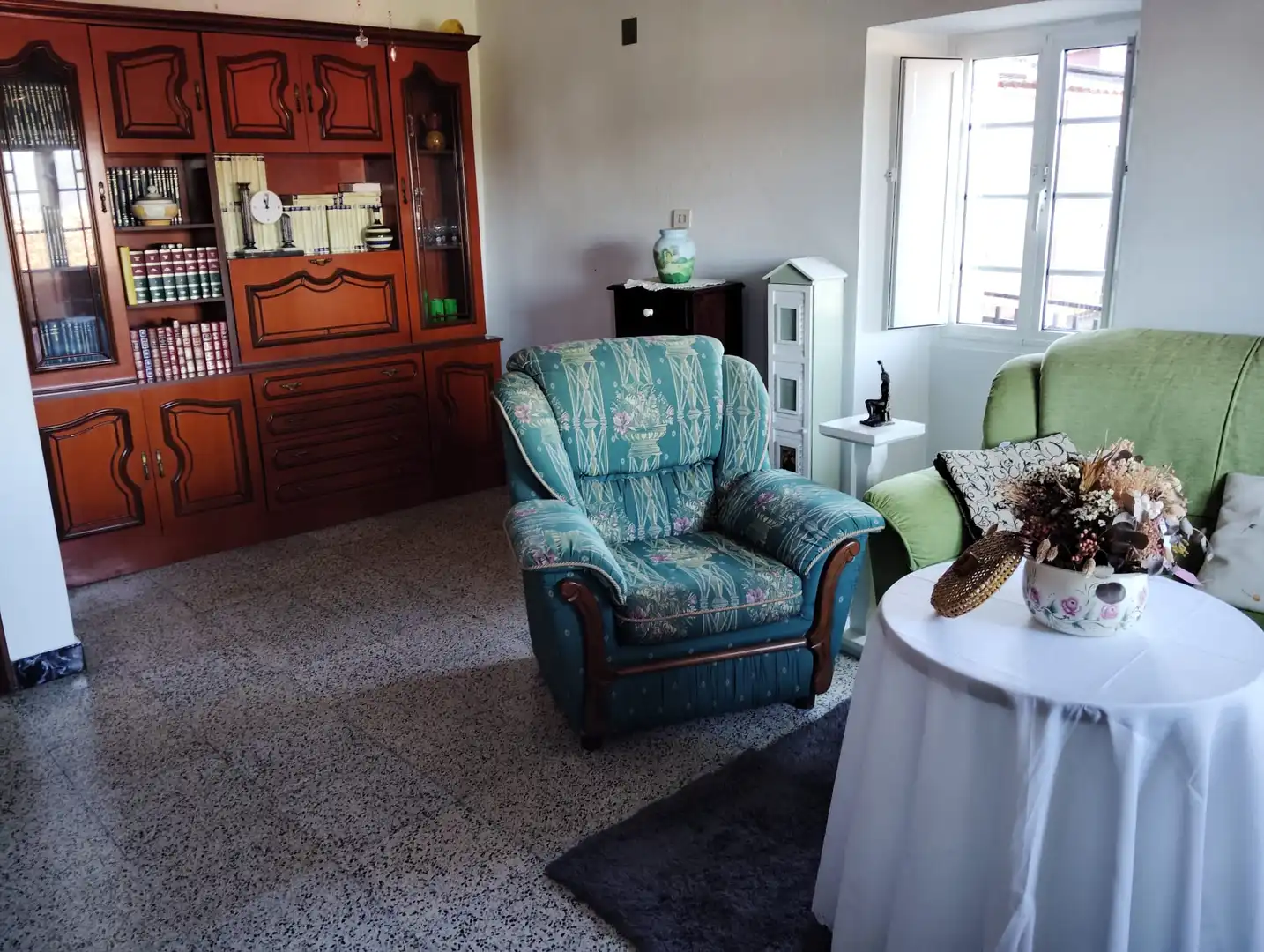 Sala d'estar de Casa o xalet en venda en Noia amb Terrassa i Moblat