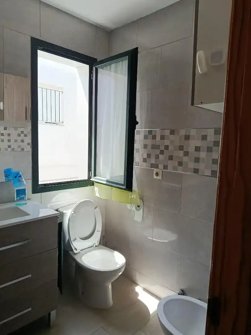 Baño de Casa adosada en venta en Castellar de la Frontera con Aire acondicionado, Trastero y Horno