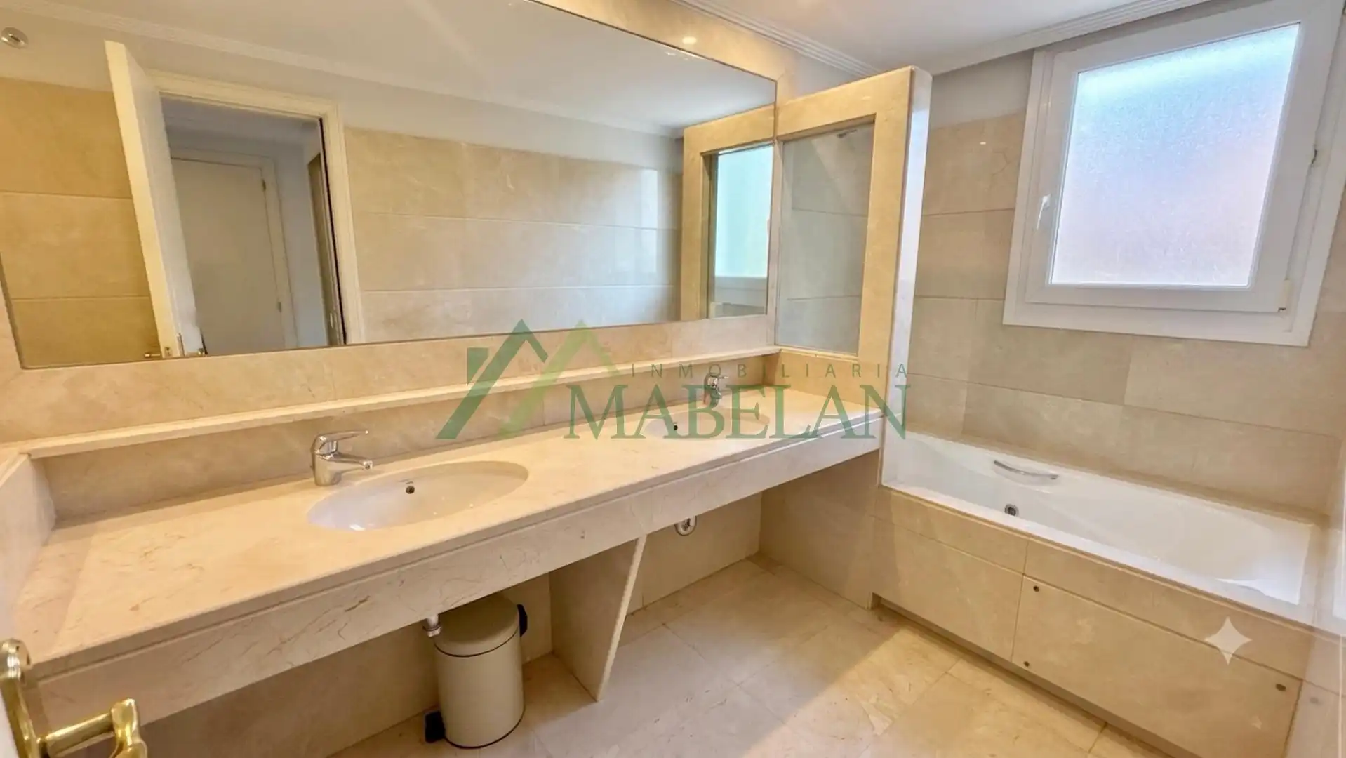 Badezimmer von Einfamilien-Reihenhaus zur Miete in Madrid mit Klimaanlage, Privatgarten und Terrasse