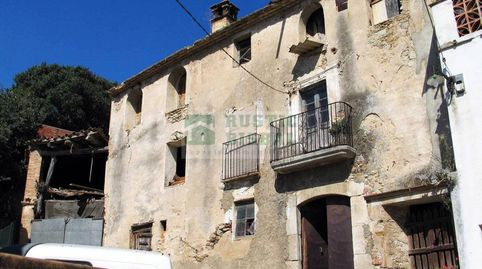 Gran casa pairal en venta para reformar con antiguo proyecto para construir tres viviendas . A 15 km de Girona