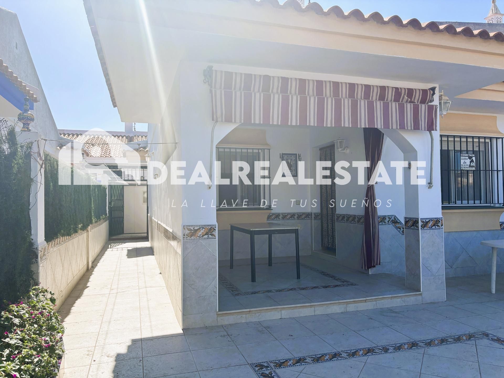 Vista exterior de Casa adosada en venda en Almonte amb Jardí privat, Traster i Alarma