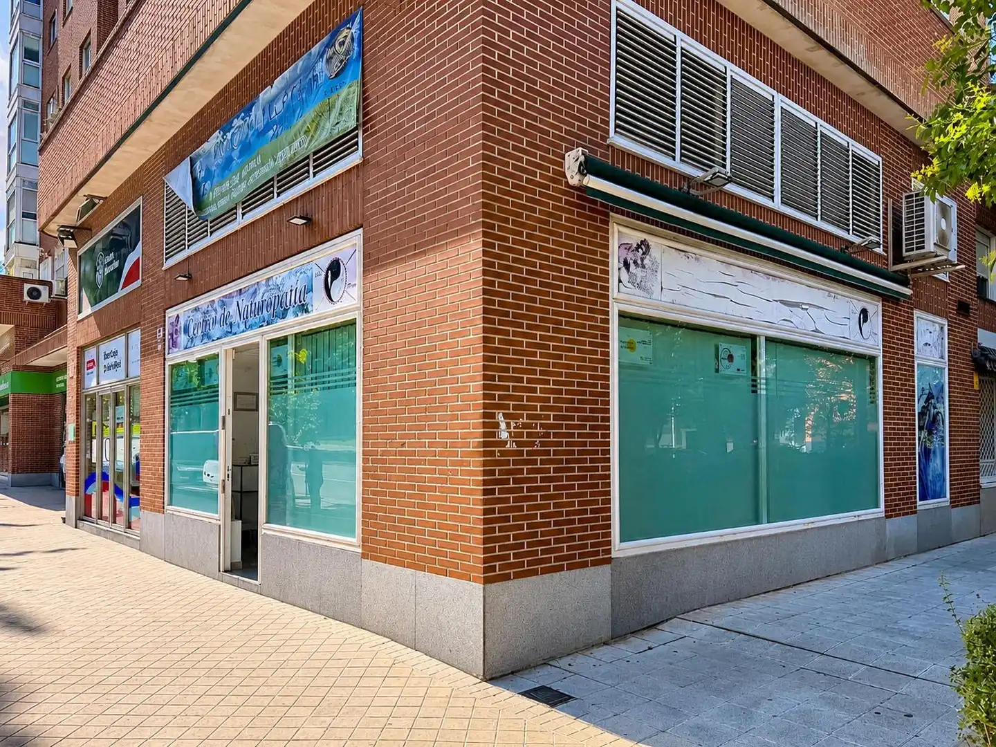 Vista exterior de Local en venda en Madrid amb Aire condicionat