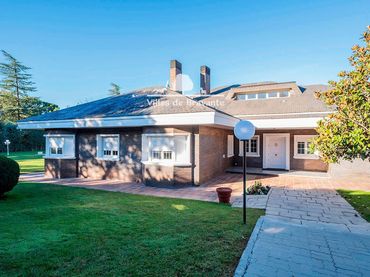 Chalet con balcón en venta en Urbanizaciones