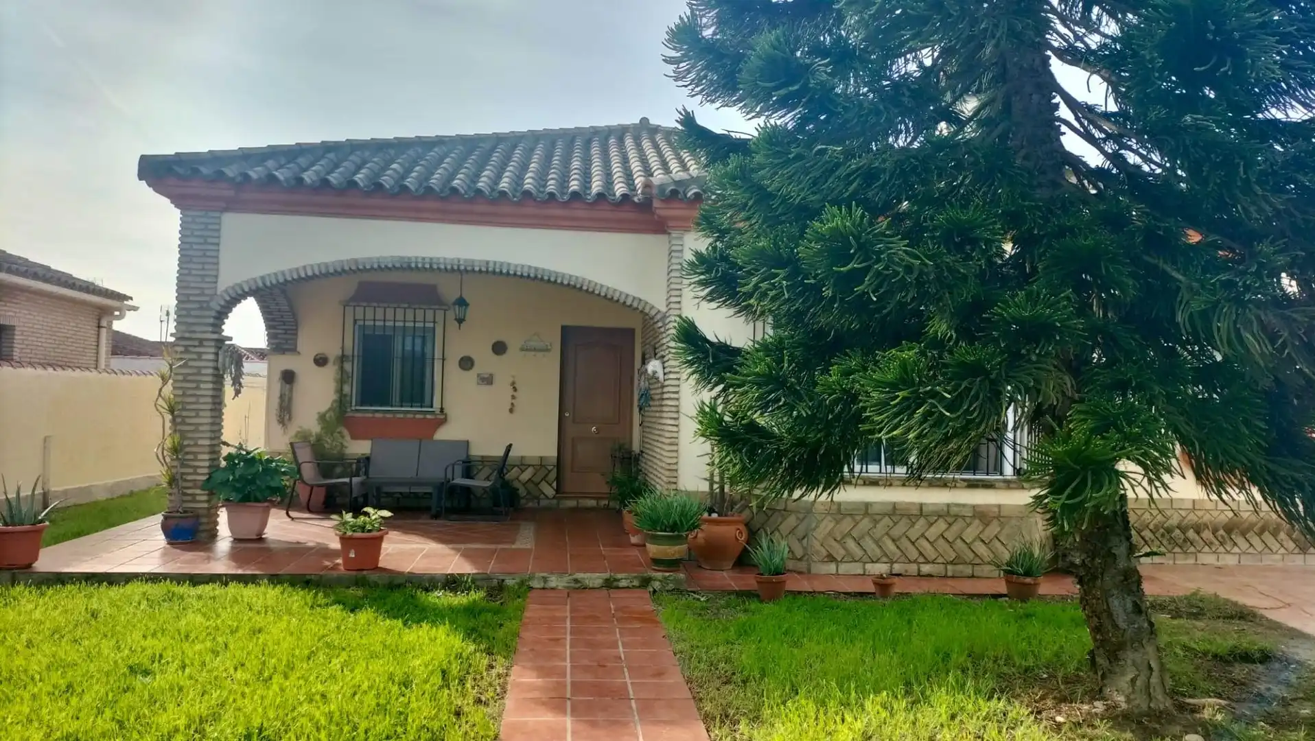 Vista exterior de Casa o xalet en venda en Chiclana de la Frontera amb Aire condicionat, Terrassa i Piscina