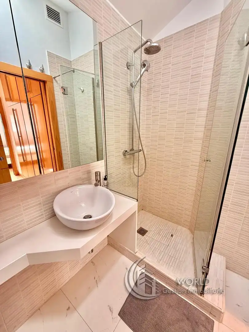 Badezimmer von Dachboden zum Verkauf in Madrid mit Klimaanlage, Heizung und Terrasse