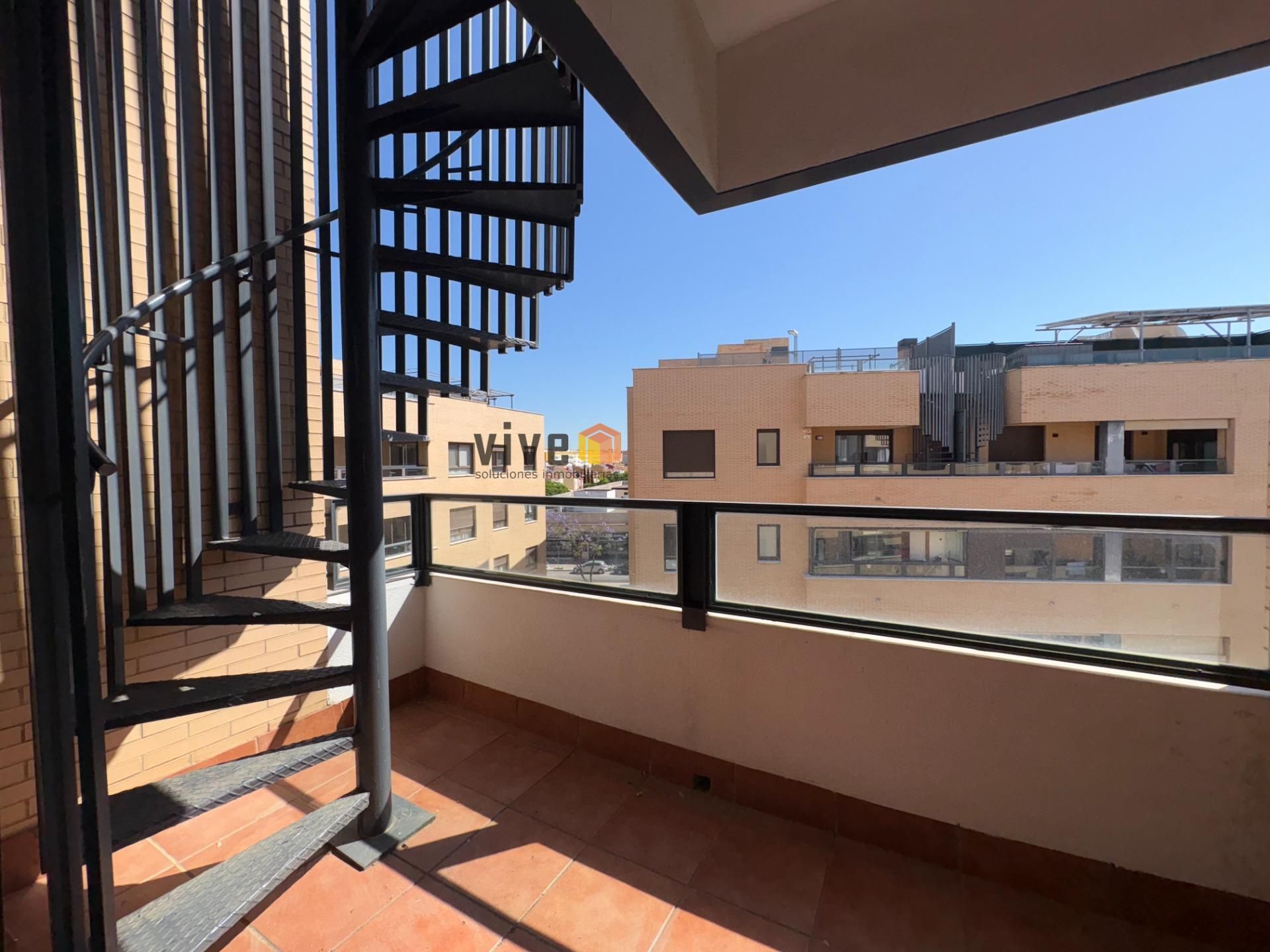 Vista exterior de Pis en venda en Mairena del Aljarafe amb Aire condicionat, Jardí privat i Terrassa