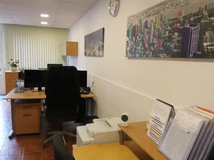 Büro zur Miete in Parets del Vallès mit Klimaanlage, Heizung und Möbliert