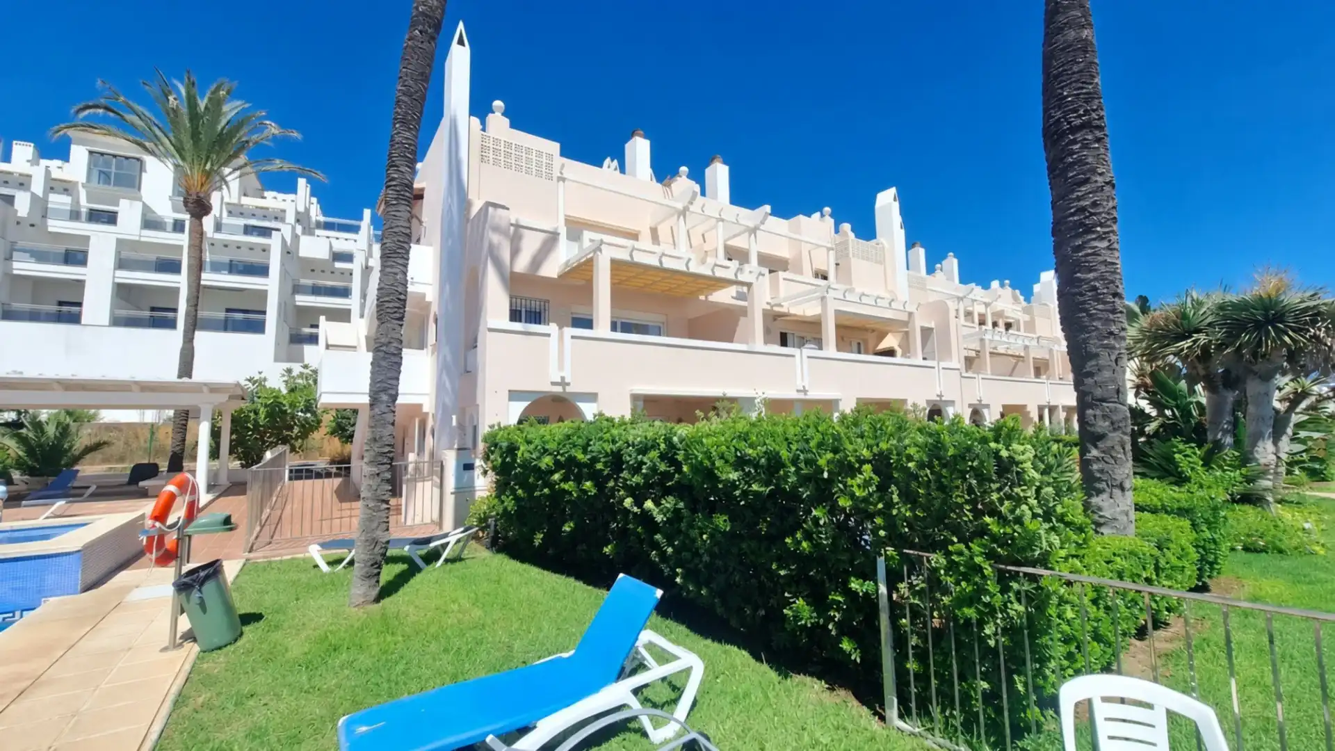 Vista exterior de Apartament en venda en Estepona amb Aire condicionat, Calefacció i Terrassa