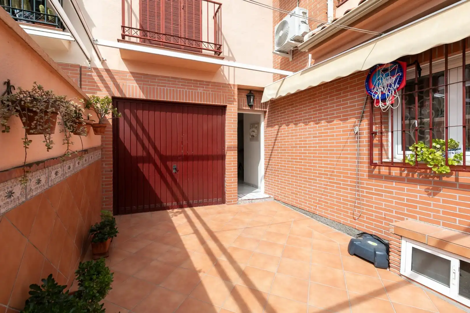 Vista exterior de Casa adosada en venda en Granada amb Aire condicionat, Calefacció i Terrassa
