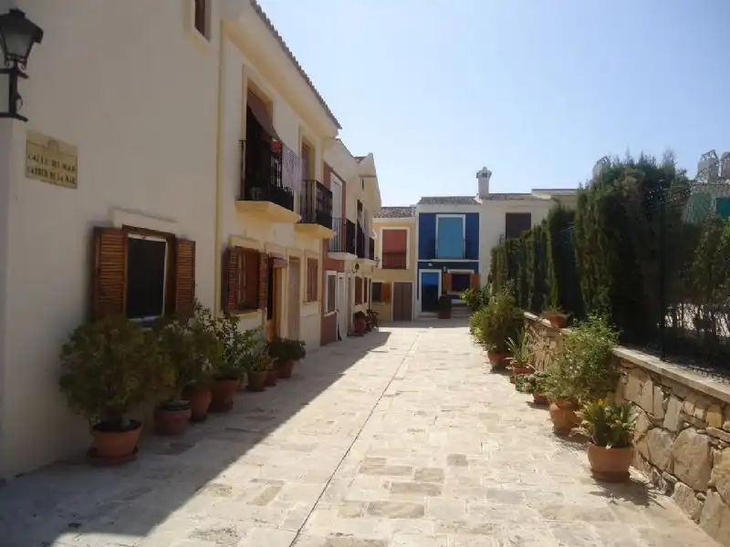 Vista exterior de Casa o xalet en venda en El Campello amb Aire condicionat, Terrassa i Piscina comunitària