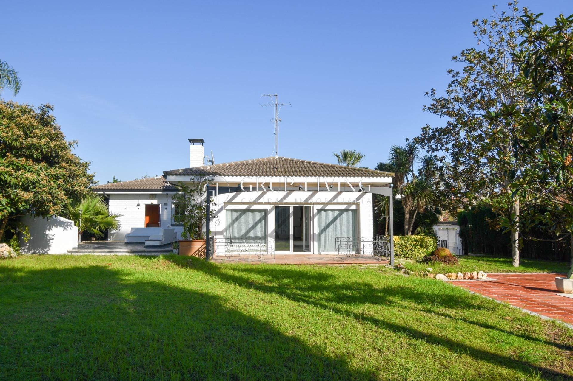 Vista exterior de Casa o xalet en venda en Cambrils amb Aire condicionat, Calefacció i Jardí privat