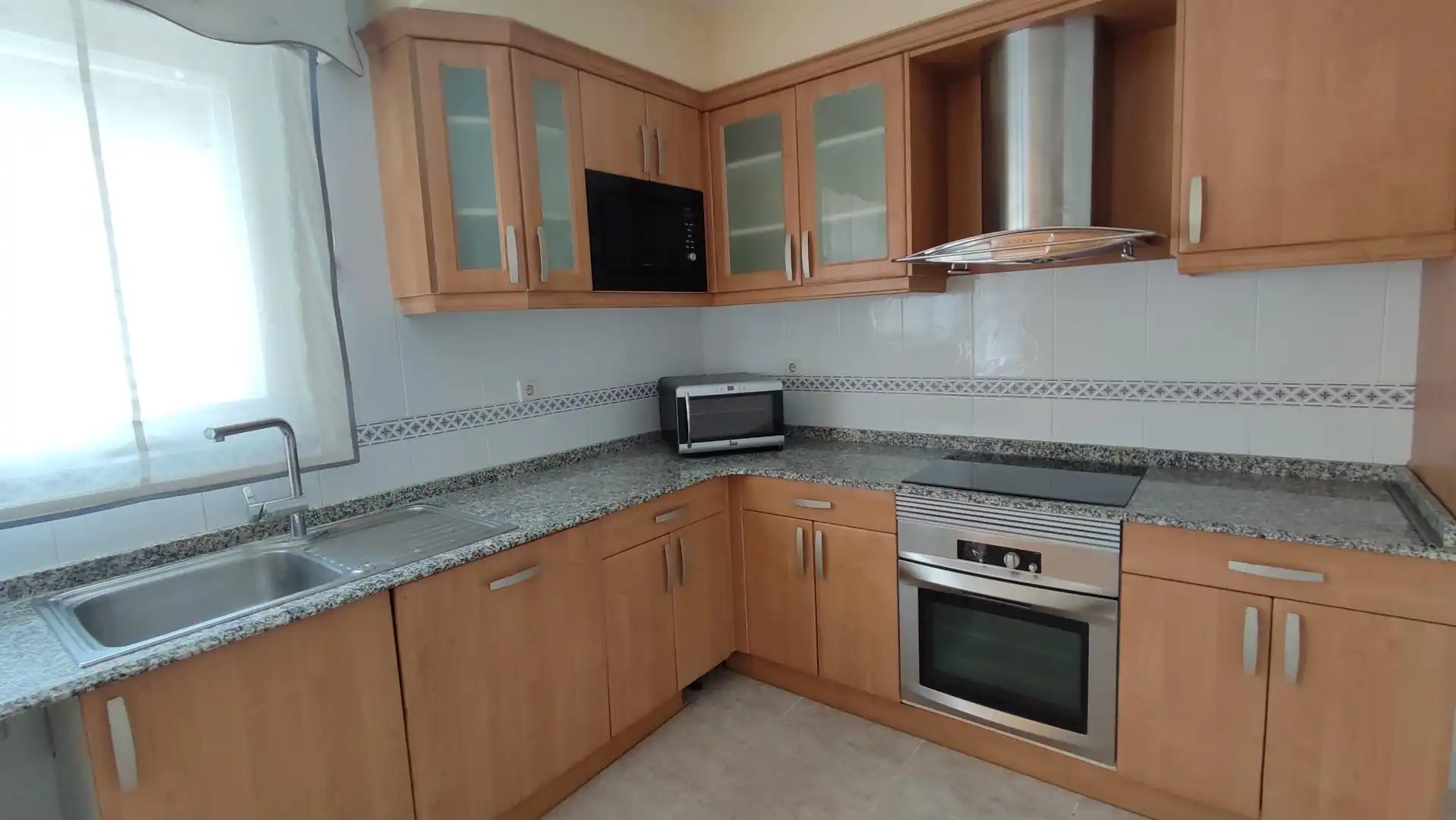 Cocina de Casa adosada de alquiler en Zaragoza con Aire acondicionado, Calefacción y Jardín privado