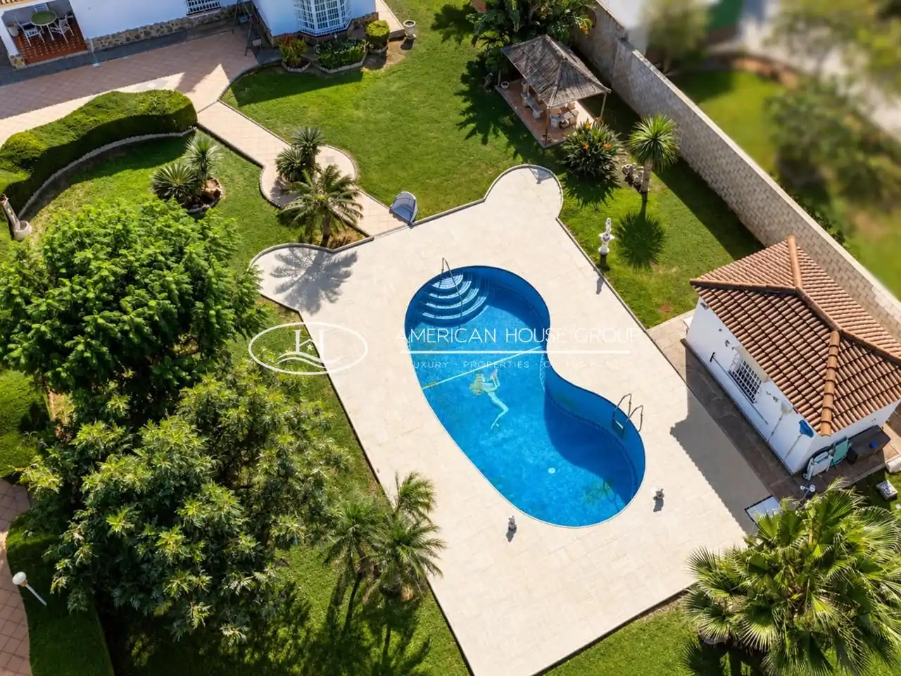 Piscina de Casa o xalet en venda en Chiclana de la Frontera amb Aire condicionat, Jardí privat i Traster