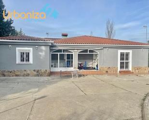 Exterior view of House or chalet for sale in Badajoz Capital  with Swimming Pool