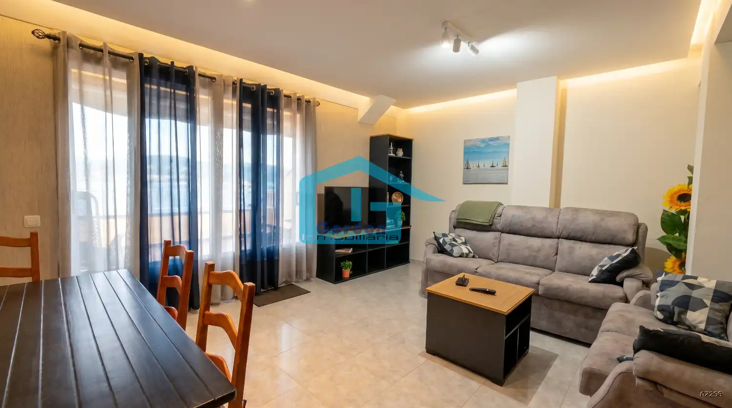 Sala de estar de Ático en venta en Sanxenxo con Calefacción, Terraza y Amueblado