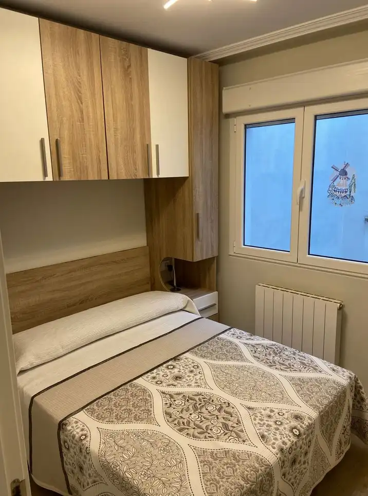 Schlafzimmer von Wohnung zur Miete in Gijón  mit Heizung, Parkett und Möbliert