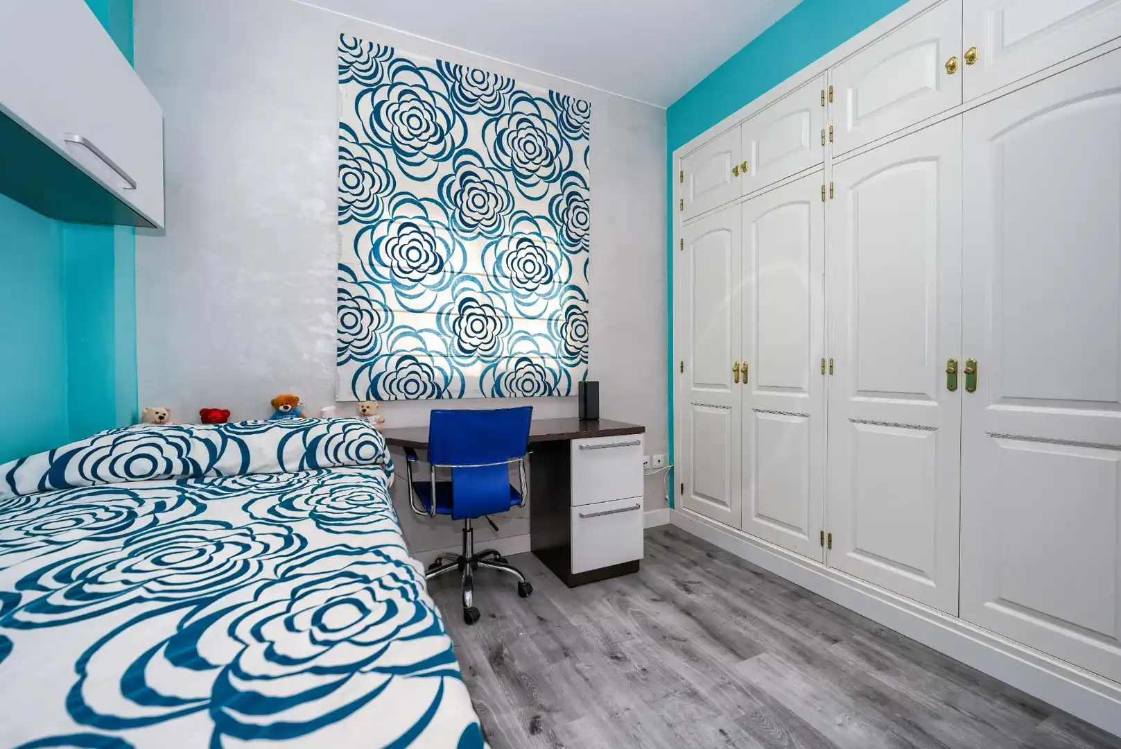 Schlafzimmer von Einfamilien-Reihenhaus zum Verkauf in Espartinas mit Klimaanlage, Heizung und Parkett