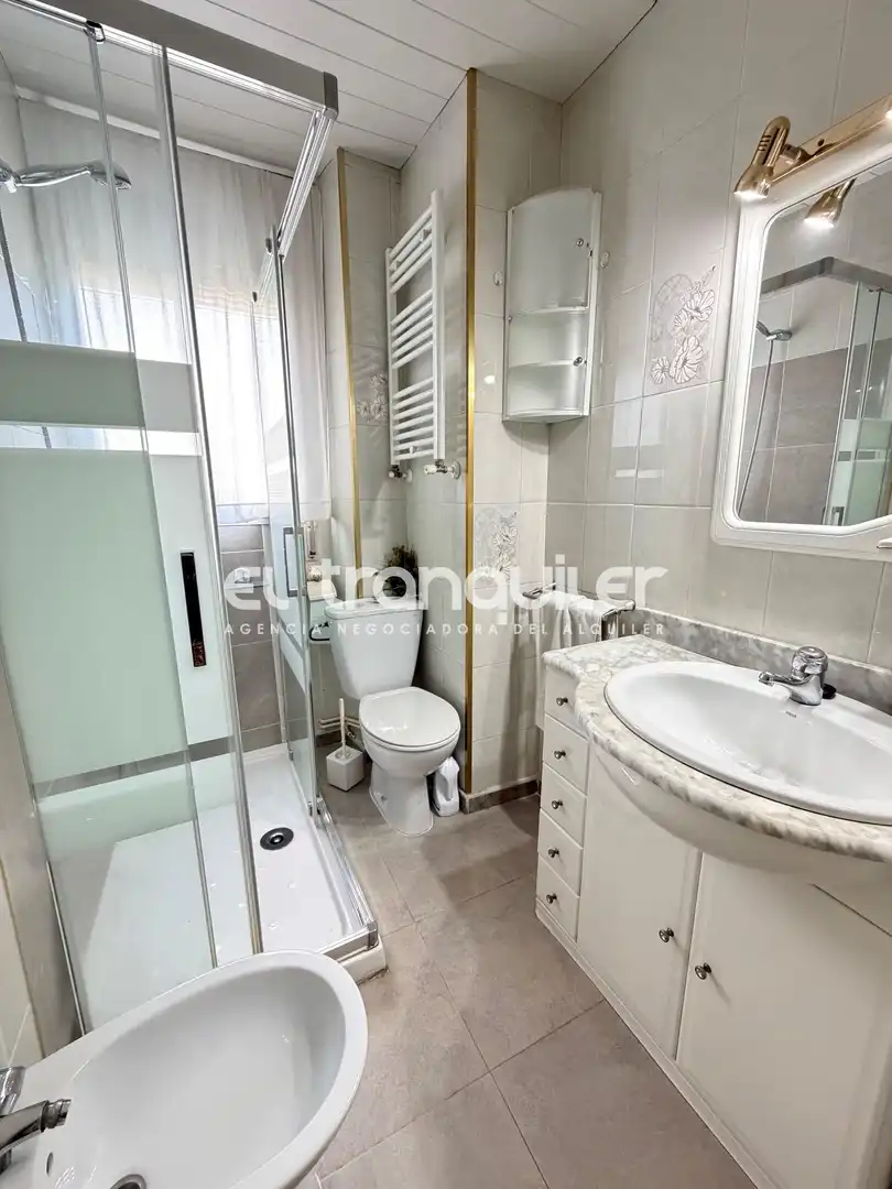 Baño de Piso de alquiler en Fuenlabrada con Parquet, Amueblado y Lavadora