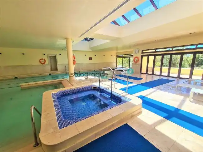 Piscina de Apartament de lloguer en Sotogrande amb Aire condicionat, Calefacció i Terrassa