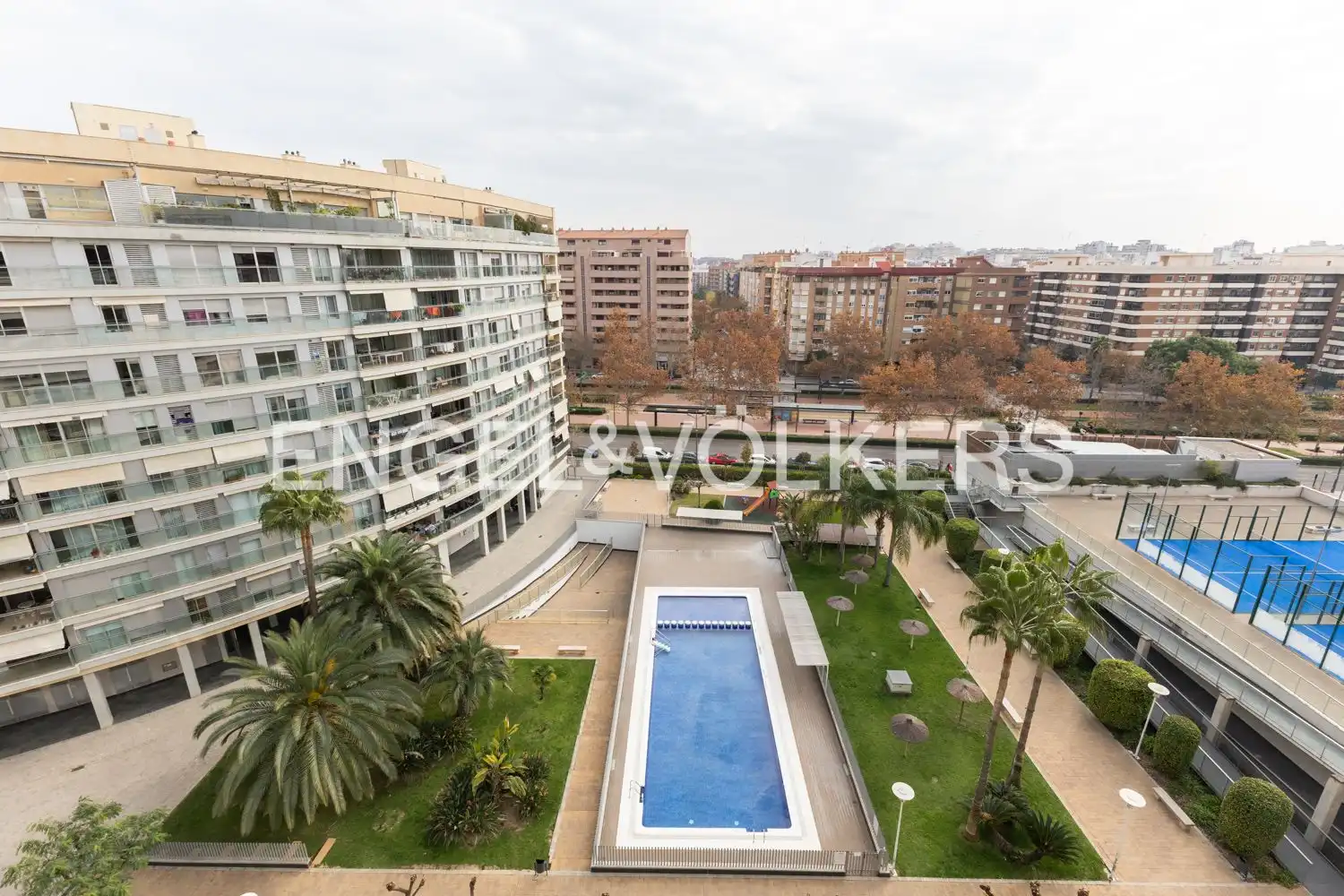 Außenansicht von Wohnung zum Verkauf in Valencia mit Klimaanlage, Heizung und Parkett