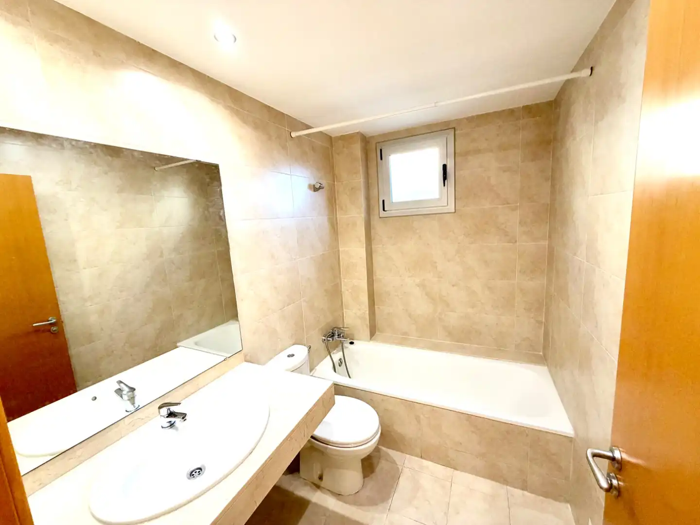 Bathroom of Flat for rent in  Barcelona Capital  with Air Conditioner, Terrace and Balcony