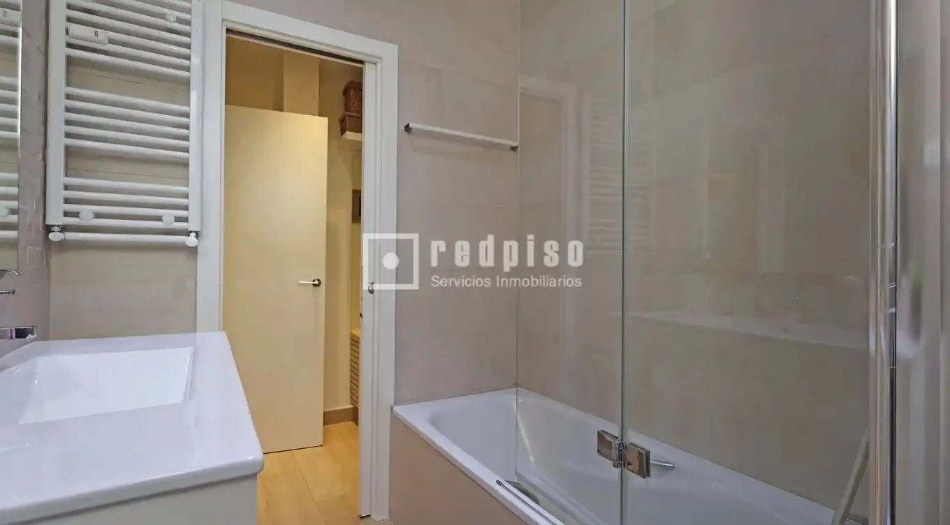 Baño de Piso de alquiler en Madrid con Aire acondicionado y Calefacción