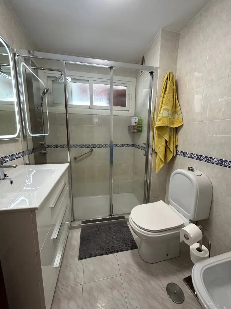 Bathroom of Flat for rent in Santiago de Compostela   with Heating, Parquet flooring and Furnished