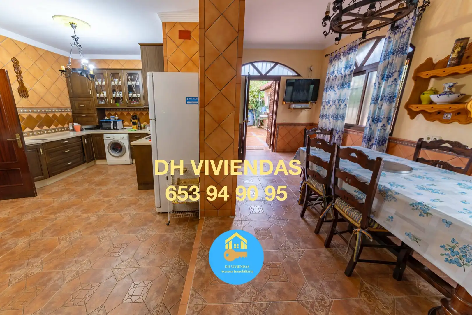 Kitchen of Houses for sale in Dos Hermanas  with Air Conditioner, Private garden and Terrace