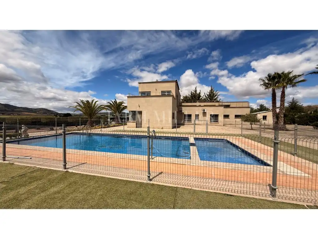 Piscina de Casa o xalet en venda en Yecla amb Aire condicionat, Calefacció i Jardí privat