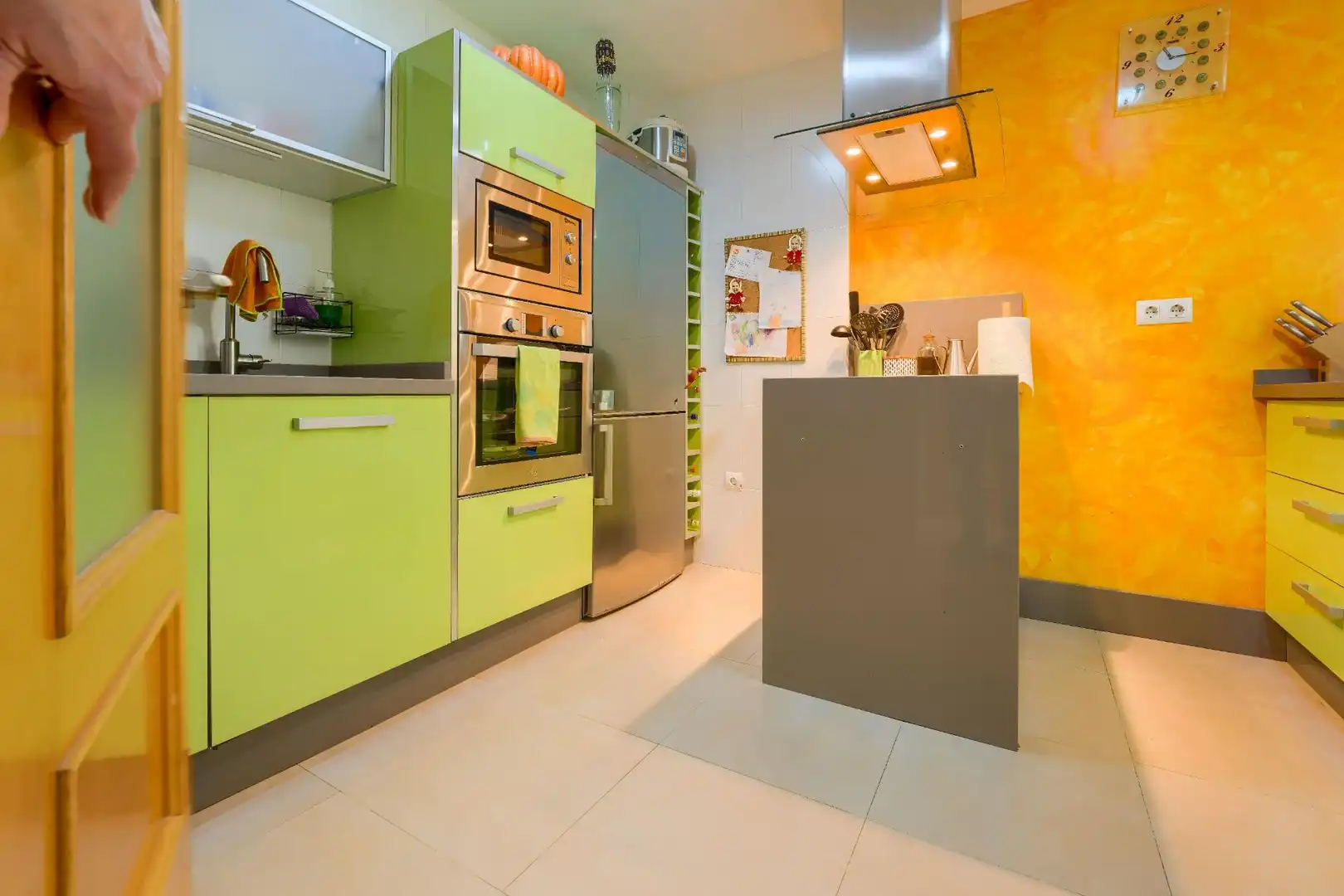 Cocina de Casa adosada en venta en Bormujos con Aire acondicionado, Jardín privado y Terraza