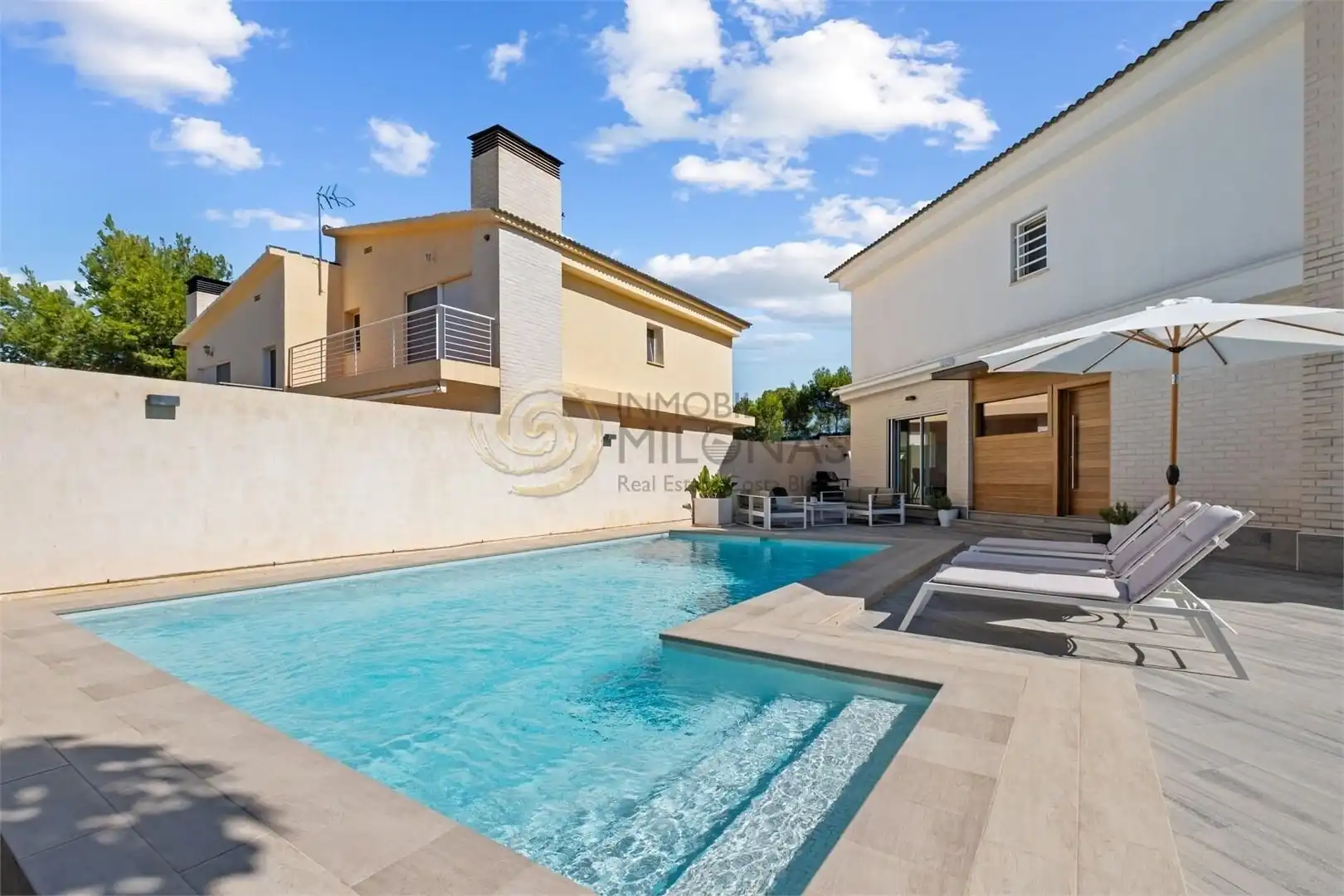 Vista exterior de Casa o xalet en venda en L'Alfàs del Pi amb Aire condicionat, Calefacció i Jardí privat