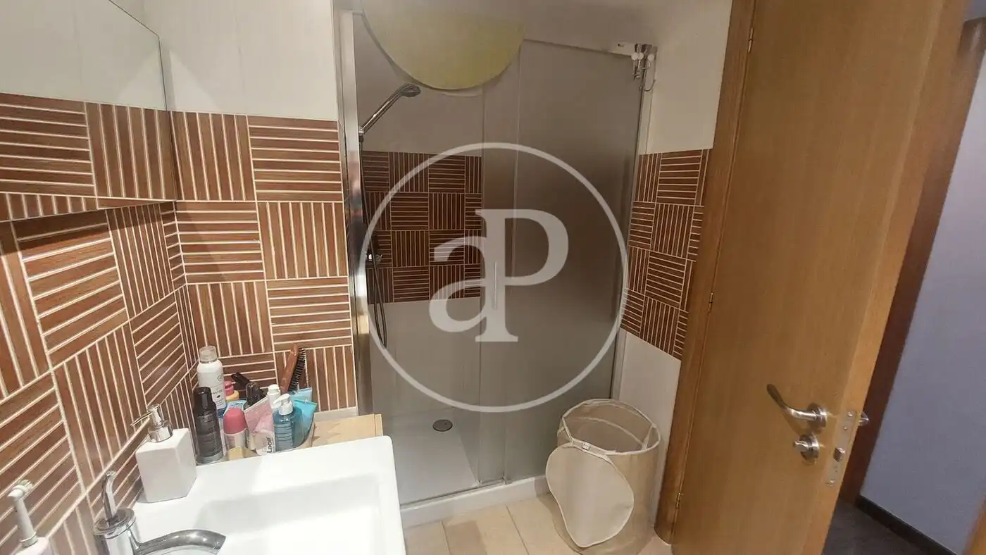 Bathroom of Flat for rent in Valencia  with Air Conditioner, Terrace and Furnished