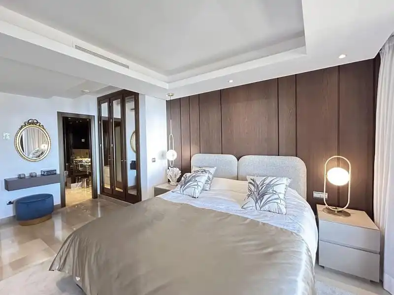 Habitación de Apartamento de alquiler en Estepona con Aire acondicionado, Terraza y Piscina