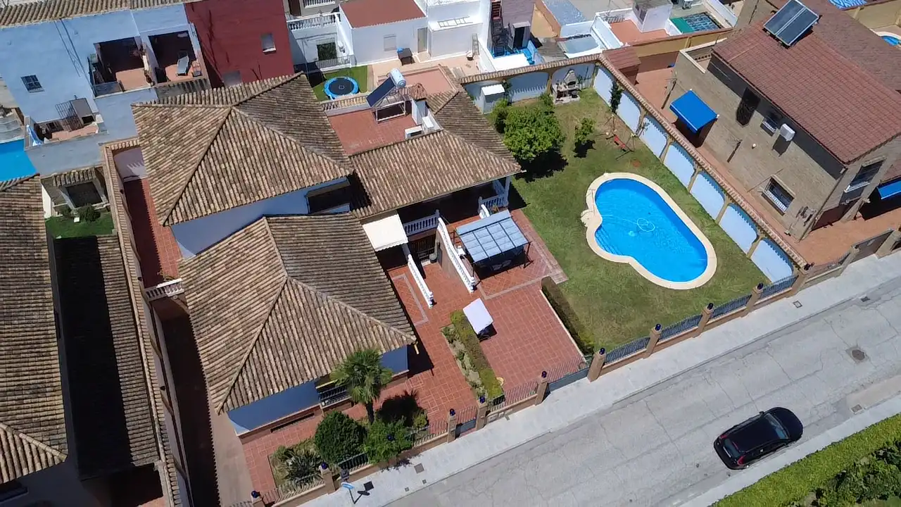Vista exterior de Casa o xalet en venda en Bormujos amb Aire condicionat, Jardí privat i Terrassa