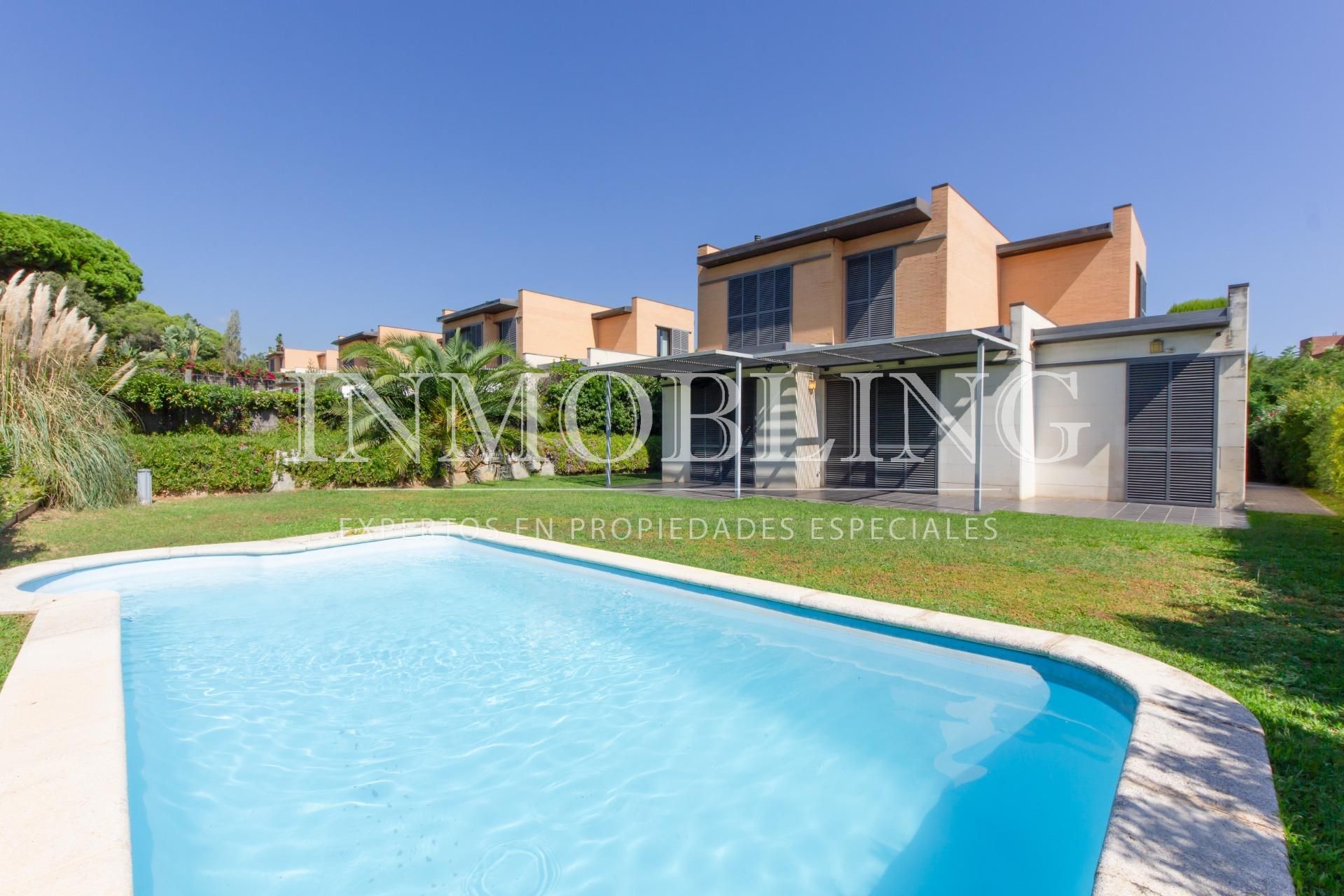 Vista exterior de Casa o xalet en venda en Sant Vicenç de Montalt amb Aire condicionat, Calefacció i Jardí privat