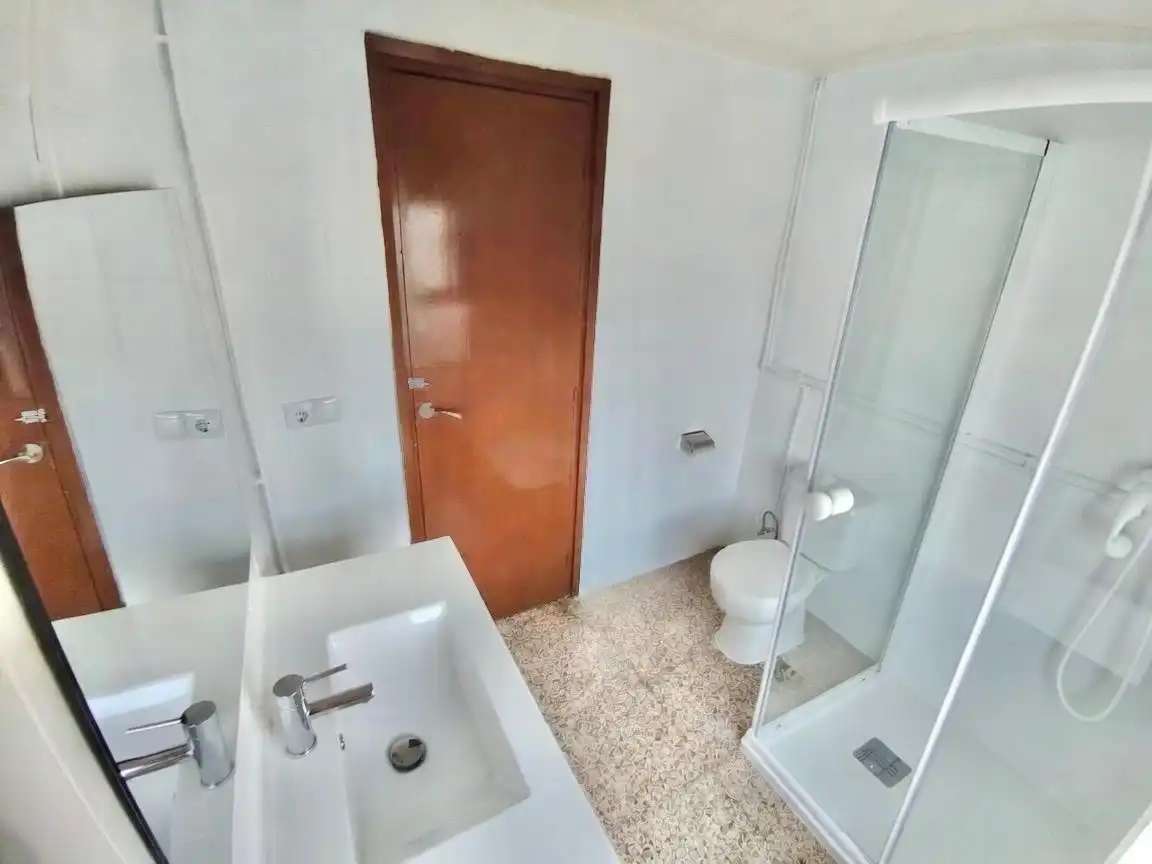 Baño de Apartamento de alquiler en Almoradí con Amueblado, Microondas y TV